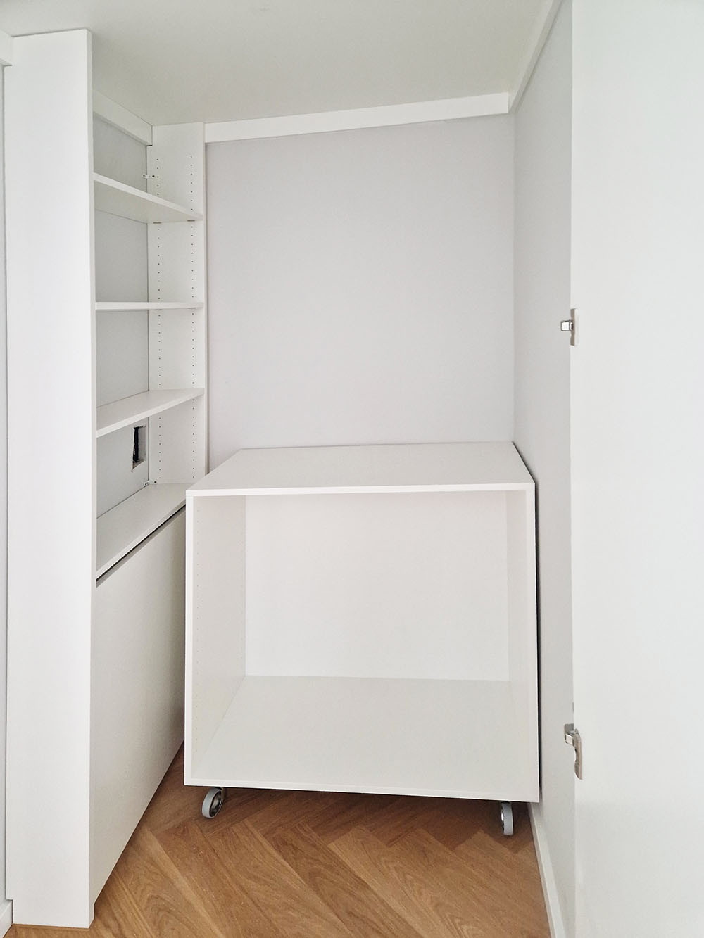 Innenausbau-Elke_Regal_weiß